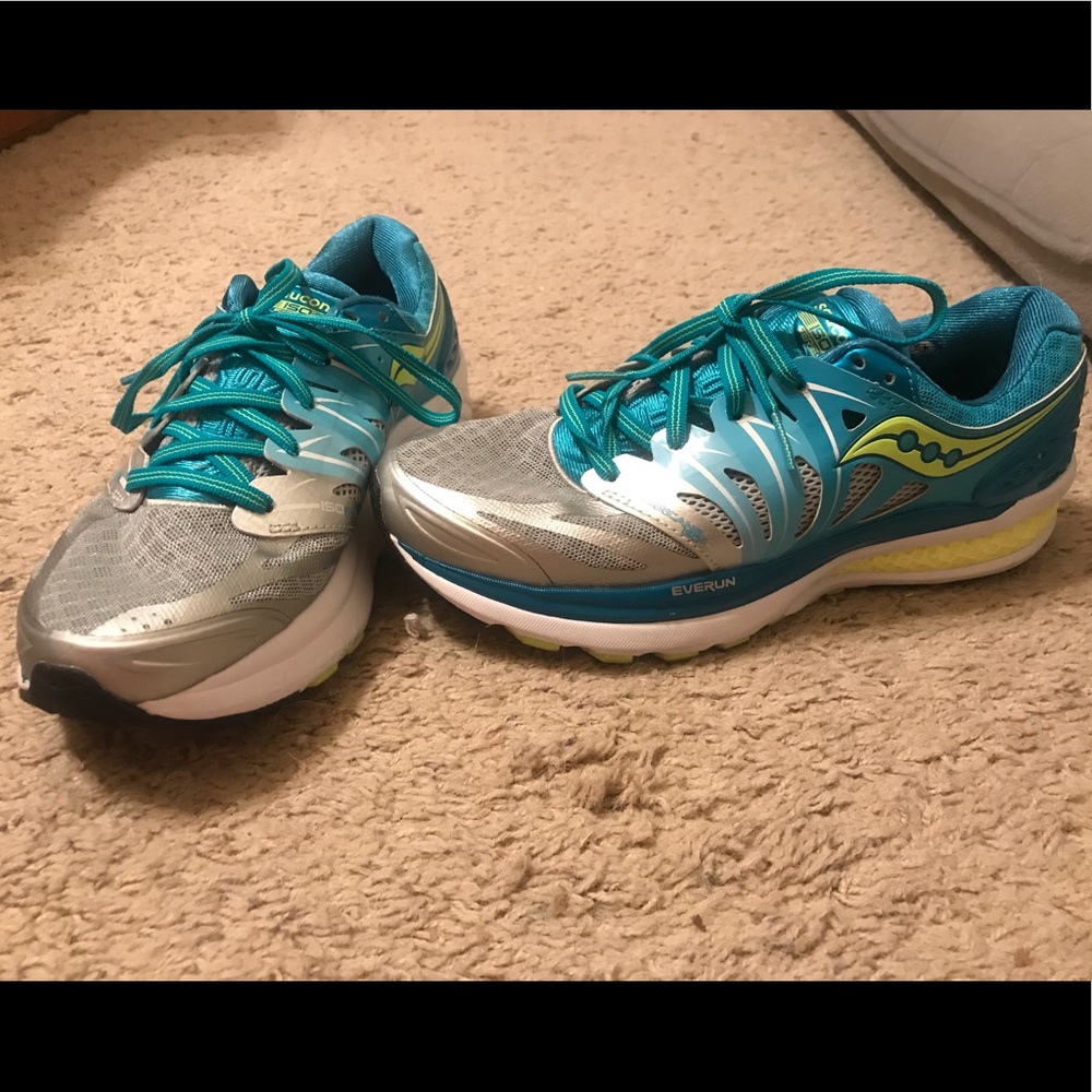 LIGHTLY WORN Women’s Saucony Hurricane ISO 2